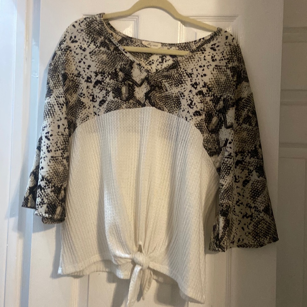 Juniors large top. Molly and rose